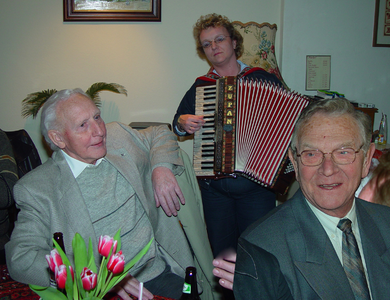 879484 Afbeelding van accordeoniste Kitty de Nas en twee vaste bezoekers, Anton van den Brink en Jan de Nas (de vader ...